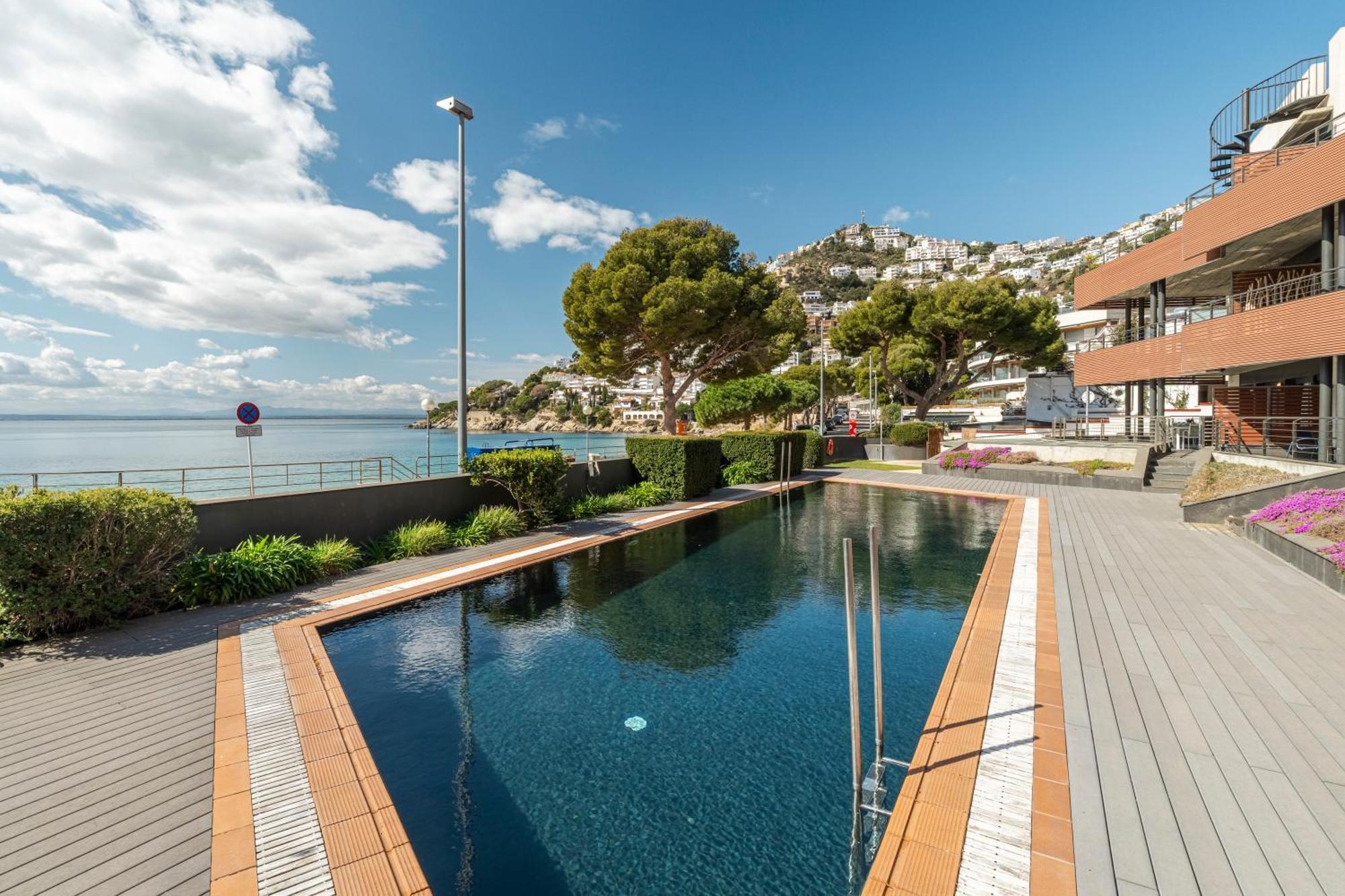 Apartamento Con Gran Terraza Delante Del Mar Roses Eksteriør billede